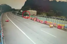 灵山一男子拦顺风车去玩被拒，往高速公路扔石子泄愤，砸中一辆车还砸坏……图片