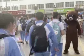 妈妈扮玩偶校门口送惊喜 女儿“比心”相拥 网友：太羡慕了图片