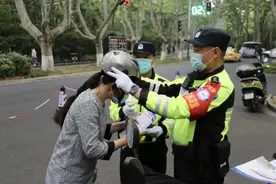 7月1日起南京未戴头盔骑乘电动自行车将属交通违法图片