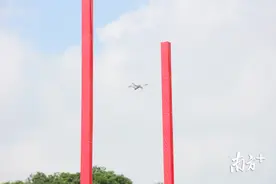 看！黄埔无人机高空绕桩“盲飞”，蛇形走位、堪比跨栏赛图片