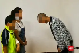 母亲被打11岁儿子下跪保护 因错车纠纷动手打人男子已被拘留并道歉图片