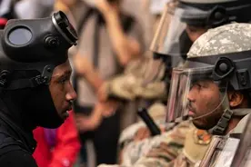 美国民警卫队上街执勤瞒家人 士兵羞愧：对面就站着我哥图片