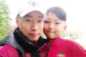 广州老爸，带着仔仔漂洋过海学踢波图片