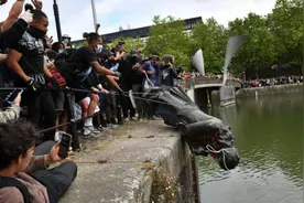 “奴隶商人”像被推倒，英艺评人撰文呼吁关注雕像历史价值图片