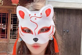 张含韵戴狐狸面具自拍 呆萌可爱图片