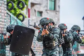 广西北海：武警特战队员实战实训锻造反恐利刃图片