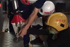手铐失灵打不开 “110”驱车15公里请求“119”帮忙视频封面
