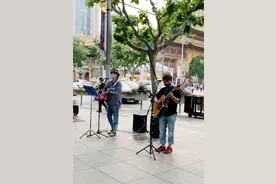 收入好、学历高的背后，上海执证街头艺人在夜色中复工图片