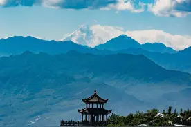四川汉源泥巴山：万亩甜樱桃穿防晒装 铺膜套袋似夏日白雪图片