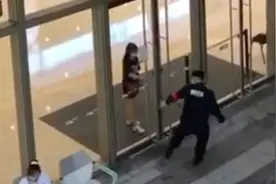 这个保安小哥哥凭借108式开门火了 网友：加鸡腿图片