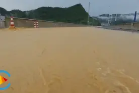 特大暴雨隧道冒水 重庆酉阳部分高速路段实施交通管制图片