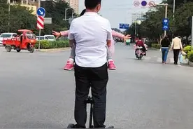 新型代步工具受追捧！电动平衡车上路？南宁交警：不行图片