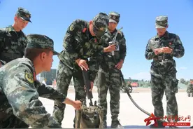 “炎”值爆表！感受喷火训练1000°C的“火龙”烈焰图片