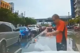 到车前直接躺倒，行车记录仪“识破”碰瓷视频封面