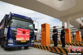 哈萨克斯坦乳制品进入西北市场 首批骆驼奶粉运抵兰州新区图片