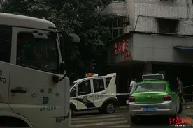 四川达州两女孩到银行取钱，被楼上掉落墙砖砸伤已送医治疗图片