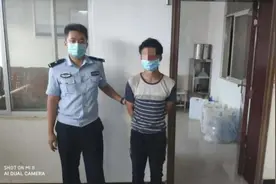 疯狂！广西一男子扔石头砸豪车，搬路障阻塞高速图片