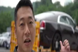 嚣张至极！重庆干警跨省扣押490万的劳斯莱斯，4名男子竟然驾车拦截追击！“速度与激情”后悲剧了图片