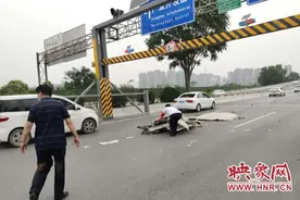 郑州一大巴车撞上限高杆车顶被削 幸无人员受伤图片