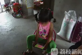 好险！3岁女孩爬上10楼没防护的窗台图片