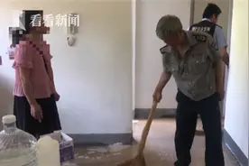醉酒女子家中“玩水”警察帮忙收拾！她却又拿起了水管……图片