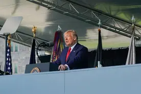 特朗普西点军校毕业典礼上喊“美国不是世界警察”图片