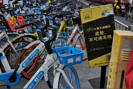 地铁站外“单车围城”，禁停是懒政！那该怎么破？图片
