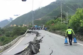 四川阿坝G248线马尔康邓家桥段发生路基塌陷 道路中断图片