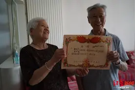 开心！这对老夫妇62年前的结婚证竟然失而复得图片