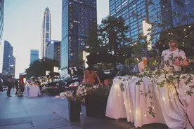 在特斯拉后尾箱摆卖二手闲置和瓷器，深圳车主：主要为体验图片