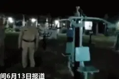 忒瘆人！印度公园一健身器材深夜自己动，警察：或因涂抹过量润滑剂所致图片