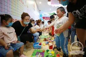 特殊儿童摆摊变身小店主图片