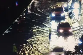 交警故事｜大雨滂沱东湖路出现渍水，我们立即赶去疏导交通图片