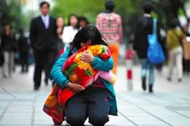 起底"广西90后生9娃"视频背后的网络推手，曾策划“母亲抱娃跪行广州”被质疑图片