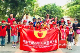 海南小小志愿者在行动 街头卖报献爱心图片