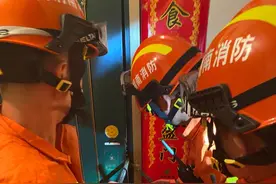 孩子睡太沉把家长反锁在门外，敲门两小时撬了两次锁，终于吵醒了屋里睡觉的娃图片