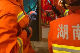 孩子睡太沉把家长反锁在门外，敲门两小时撬了两次锁，终于吵醒了屋里睡觉的娃图片