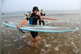 全民健身——夏日海滩健身忙图片