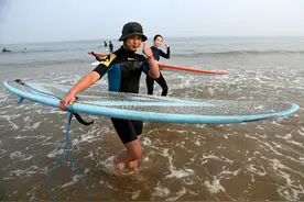 全民健身——夏日海滩健身忙图片
