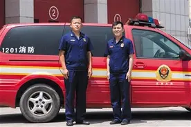 消防人刘伟、王堃：生死时刻舍命救人图片