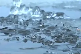 吉林：长白山天池结束冰封期 开冰进程过半