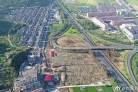 温岭槽罐车爆炸24小时后：村民集体打扫碎玻璃 飞跃五排楼槽罐仍在原地图片