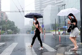 早高峰叠加“暴雨”，市民急匆匆赶路，出门小心“湿身”| 晨镜头图片