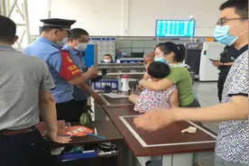 39秒丨潍坊昌乐一女童火车站候车室内晕厥 多部门合力施救送医图片