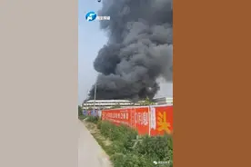突发！郑州中牟一物流园区着大火，大量TCL电器被烧毁图片