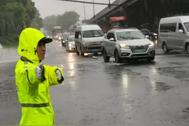 上海高挂暴雨黄色预警，早高峰大面积拥堵，晚高峰或现积水路段注意绕行图片