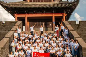 把《星火》读给你听 街头文艺沙龙在赣州古城墙上举办图片