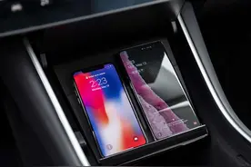 向国产版看齐，美产Model 3也开始提供无线充电及USB-C端口图片