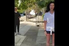 美国少数裔男子在自家门口写抗议标语 白人夫妇看到后报警图片