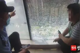 高层10楼居民家阳台玻璃突爆裂，民警细致查“真凶”除隐患图片